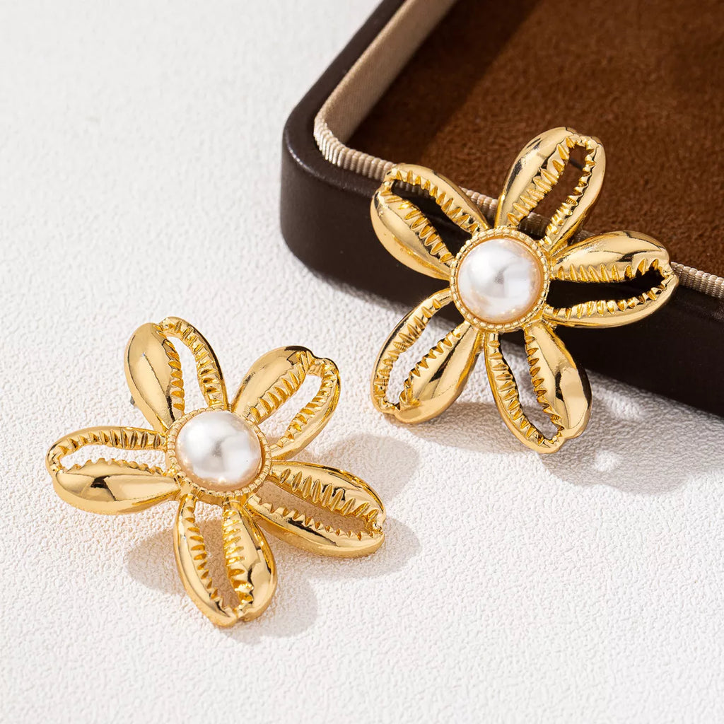 Margot Gold Flower Pearl Stud Earrings – 18K Gold-Plated
