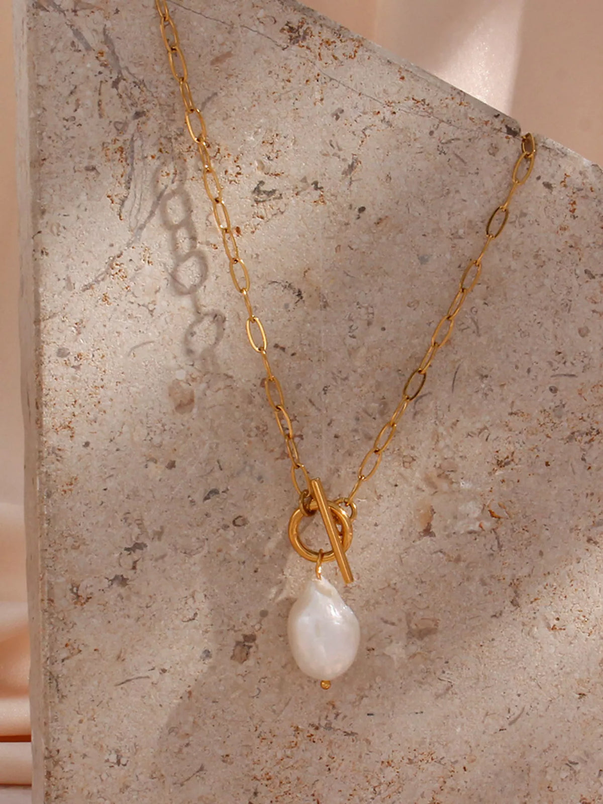 Amélie Baroque Pearl Pendant Necklace – 18K Gold-Plated