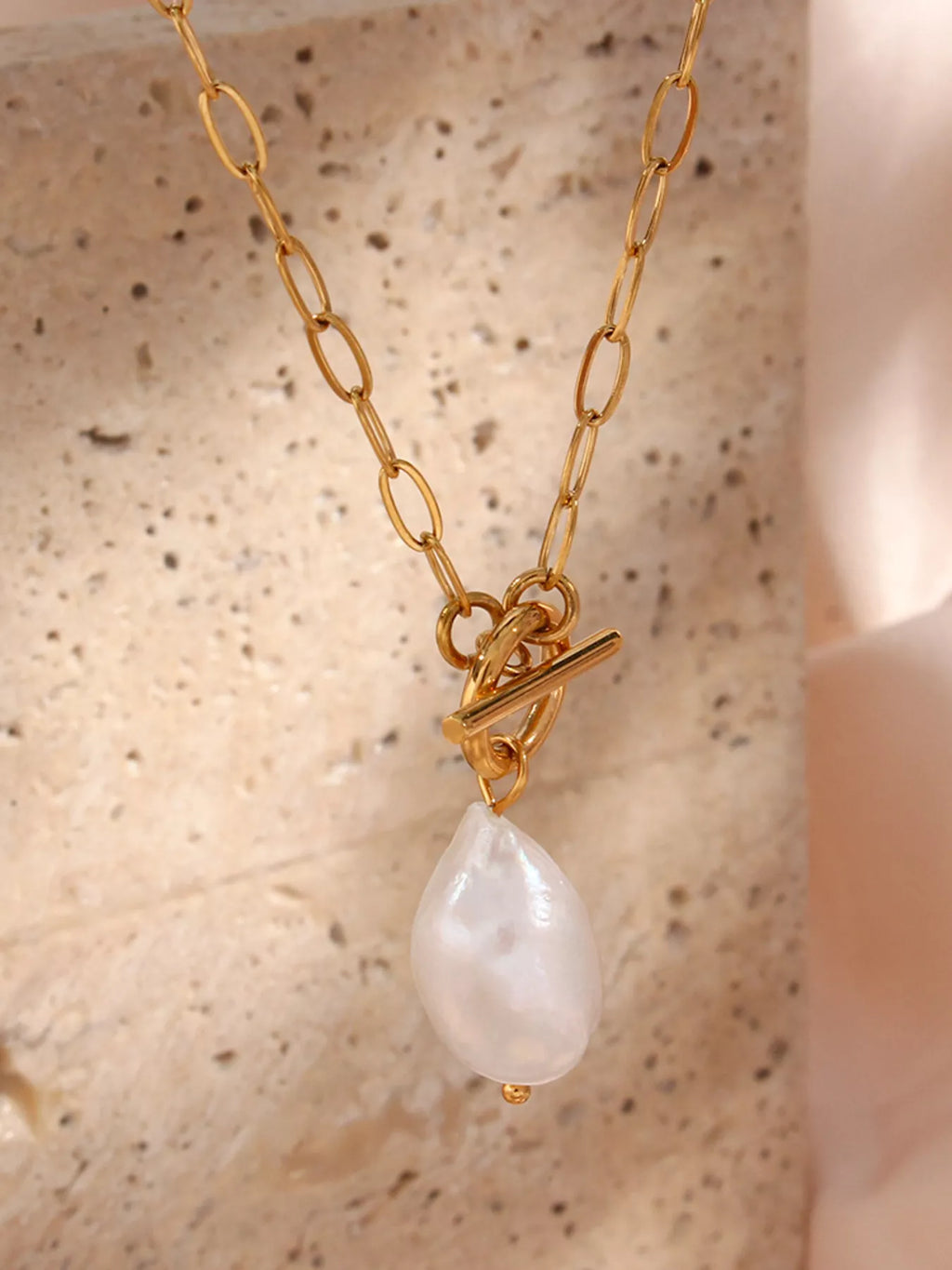 Amélie Baroque Pearl Pendant Necklace – 18K Gold-Plated
